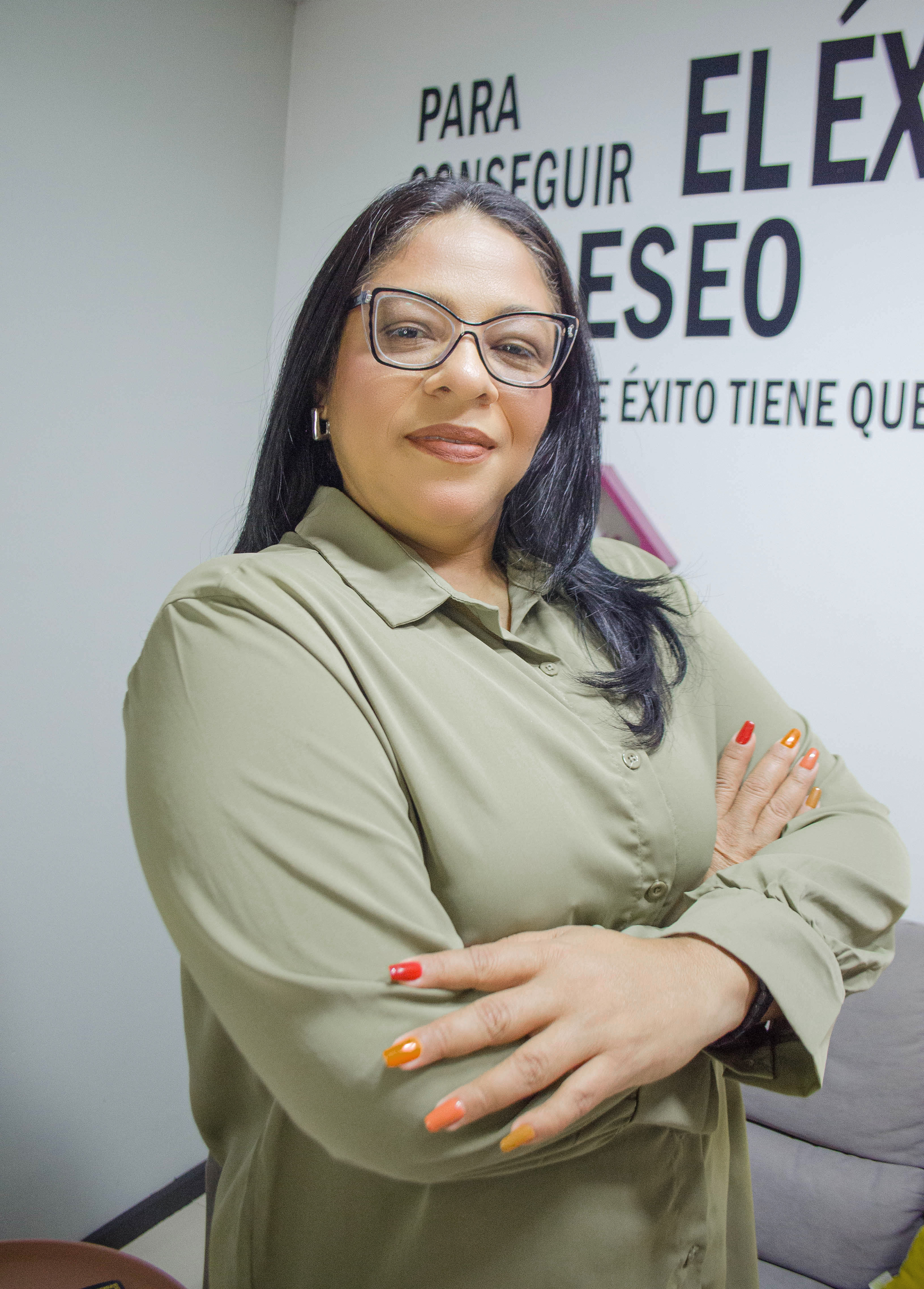 Fabiola Rojas liderando reunión de equipo y consultoría gerencial